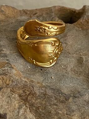 Vintage WM. A Rogers Oneida LTd Gold Tone Floral Spoon Ring